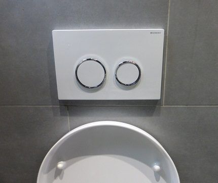 Dvojité ovládacie tlačidlo podomietkovej WC nádržky